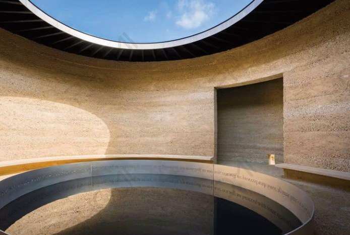 PHOMI Nature Stone 2025 kataloğunda kavisli Rammed Earth mekân görseli